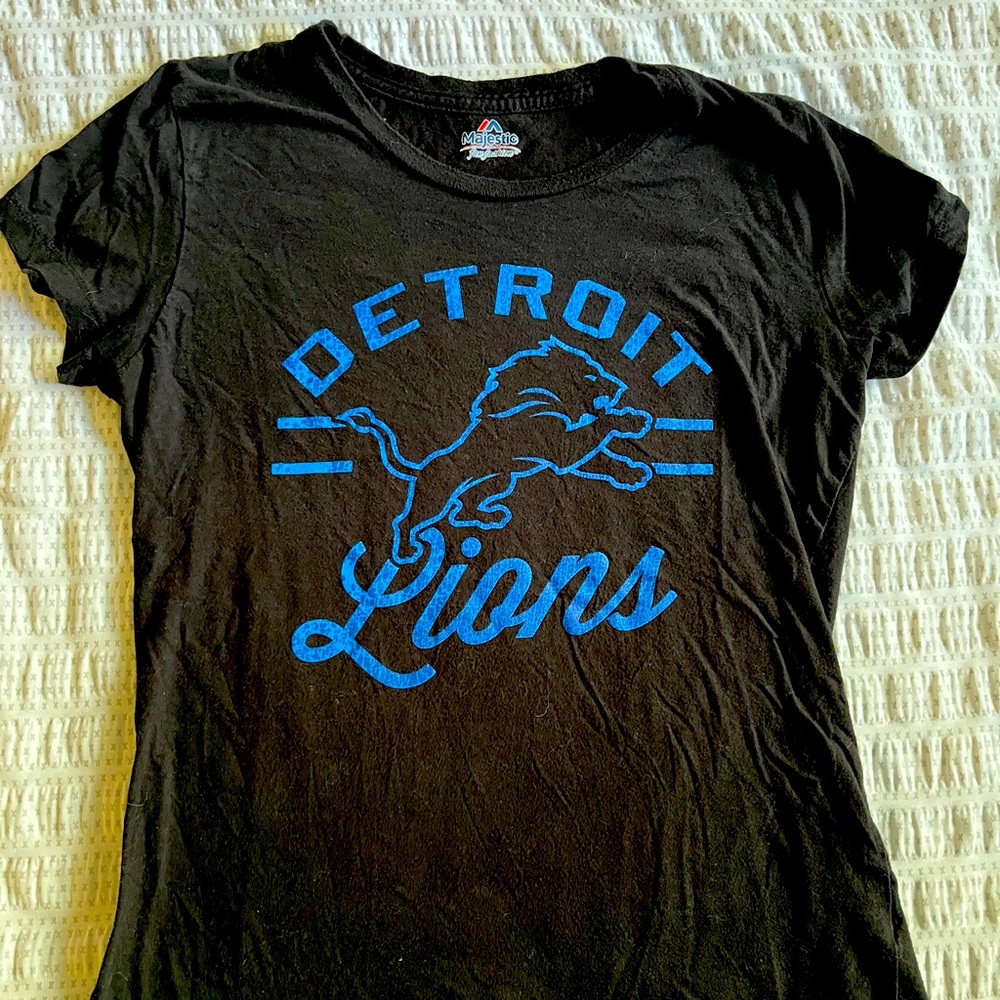 Women’s medium, black Detroit Lions short sleeve tshirt, euc